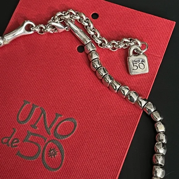 UNO de 50 Long Silver "Esta La Tita" Necklace - Picture 5 of 9